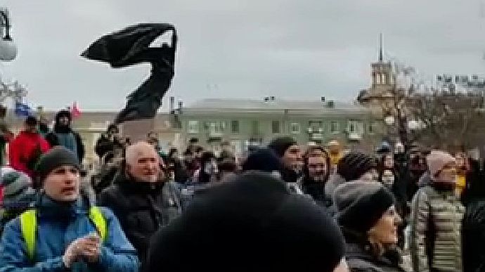 Митинг остров. Митинг в Бердянске. Митинг в Бердянске сегодня. Люди в Бердянске доброжелательные.