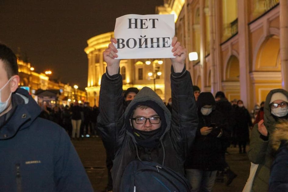 Петербург 7 дней. Санкт-Петербург против войны. Протест. Гостиный двор Санкт-Петербург митинг. Антивоенная фотография.